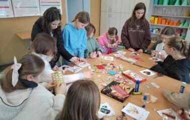 Członkowie SKC wykonują kartki walentynkowe