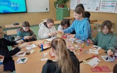 Uczniowie wykonują kartki walentynkowe