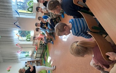 Przedszkolaki w sali szkolnej