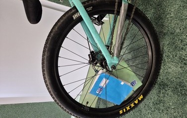 Książki między szprychami w kole rowerowym