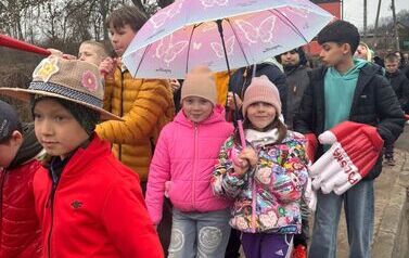 Uczniowie w kolorowych strojach witają wiosnę