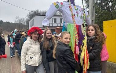 Szkolny przemarsz z okazji I Dnia Wiosny