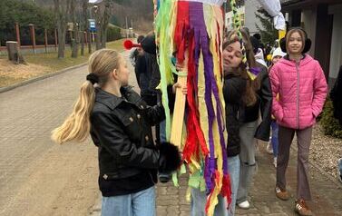 Dziewczynki z klasy czwartej niosą Marzannę