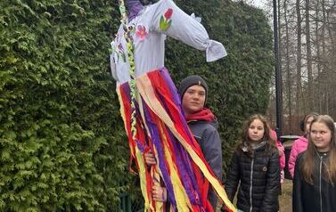 Chłopiec niesie Marzannę