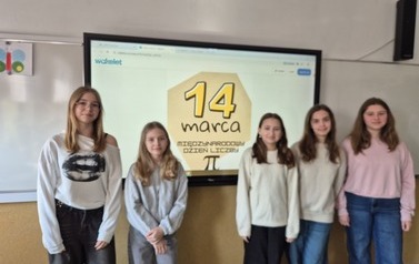 Dziewczynki z kalsy sz&oacute;stej przy napisie z datą 14 marca