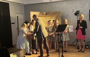 Dziewczynki otrzymują podziękowania za występ wokalny