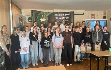 Uczestnicy konkursu kulinarnego pozują do wsp&oacute;lnego zdjęcia
