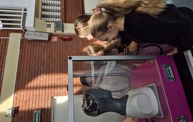 Dziewczynki rozmawiają z robotem Ami