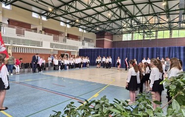 Uroczystość szkolna na hali sportowej