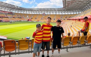 Trzech chłopc&oacute;w z naszej szkoły na stadionie Jagielloni