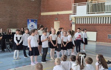 Występ uczni&oacute;w klasy pierwszej podczas Dnia Matki