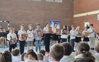 Uczniowie klasy trzeciej podczas szkolnych obchod&oacute;w Dnia Matki