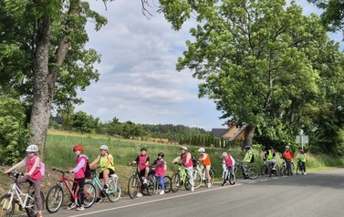 Uczniowie na rowerach