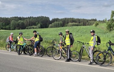 Grupa dzieci na rowerach