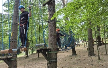 Chłopcy z klasy sz&oacute;stej w parku linowym