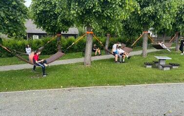 Uczniowie klasy piątej na hamakach
