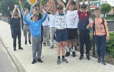 Grupa chłopc&oacute;w z klasy piątej przy Rynku w Mielniku