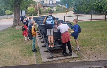 Dzieci przy wagonach z kopalni kredy