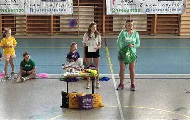Wręczanie nagr&oacute;d podczas podsumowania zajęć tanecznych