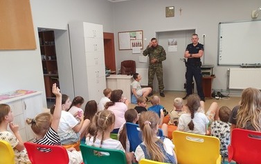 Dzieci zgłaszają się do odpowiedzi