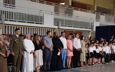 Goście, rodzice, nauczyciele oraz uczniowie podczas zakończenia roku szkolnego
