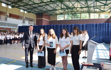 Uczenice klasy sz&oacute;stej z wychowawczynią i dyrektorem