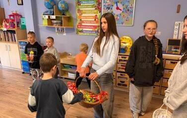 Dziewczynki częstują cukierkami chłopc&oacute;w z przedszkola