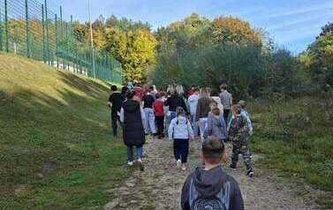 Uczniowie wraz z opiekunami udaja się na miejsce zbi&oacute;rki