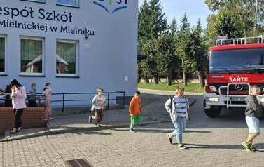Uczniowie opuszczają budynek szkoły