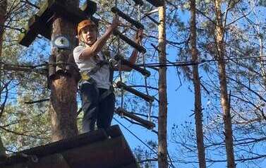 uczeń podczas zajęć w parku linowym