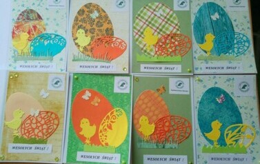 Wielkanocne kartki wykonane przez uczni&oacute;w ze Szkolnego Koła Caritas