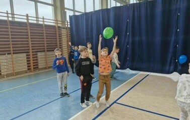 Chłopiec łapie zielony balon