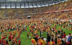 Radość kibic&oacute;w po zdobyciu mistrzostwa, kibice wbiegli na boisko.