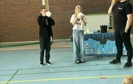 Dw&oacute;jka dzieci i jeden mężczuzna pompują balony