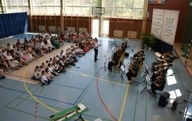 Hala sportowa - społeczność szkolna oraz członkowie orkiestry dętej.