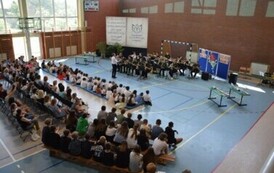 Społeczność szkolna oraz Orkiestra Dęta Ochotniczej Straży Pożarnej z Siemiatycz na hali sportowej w Mielniku.