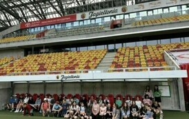 Grupa uczni&oacute;w na stadionie Jagielloni Białystok.