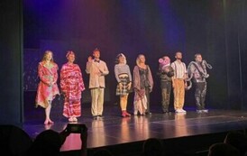 Aktorzy z teatru na scenie.