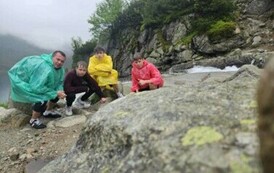 Uczniowie na Czarnym Stawie w tle Morskie Oko.