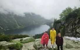 Trzech chłopc&oacute;w na Czarnym Stawie w tle Morskie Oko.