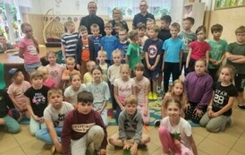 Zdjęcie grupowe uczestnik&oacute;w spotkania na temat bezpiecznych wakacji.