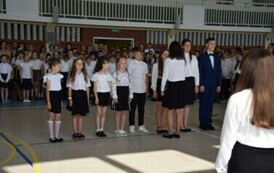 Przewodniczący samorząd&oacute;w klasowych składający meldunek podczas uroczystości zakończenia roku szkolnego
