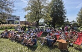 Grupa uczni&oacute;w oraz mieszkańc&oacute;w Mielnika podczas Narodowego Czytania.