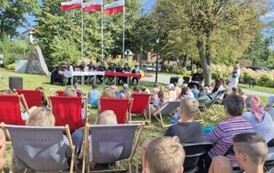 Przedstawiciele jednostek gminnych oraz mieszkańcy gminy podczas Narodowego Czytania w Rynku w Mielniku.