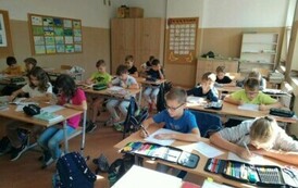 Uczniowie wykonujący zadania.