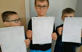 Uczniowie pokazują swoje ćwiczenie.