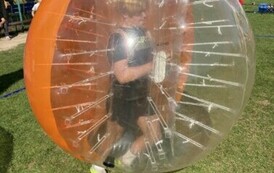 Uczeń-w-balonie-do-gry-w-Bubble-Football.