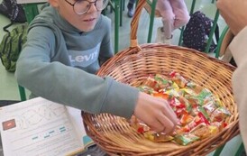 Chłopiec otrzymuje cukierka z okazji Dnia Chłopaka.