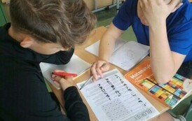 Uczniowie z klasy si&oacute;dmej wsp&oacute;łpracują przy rozwiązaniu zadania.