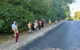 Grupa uczni&oacute;w w ramach akcji Sprzątania świata.